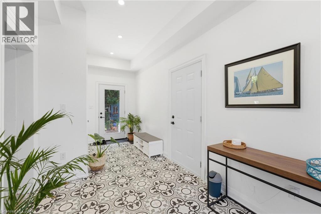 82 Cumming Court Unit# Upper Property Photo 4