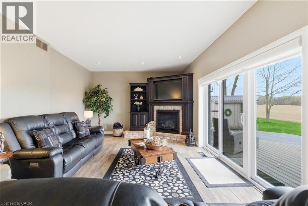890 Perkin Crescent Property Photo 15