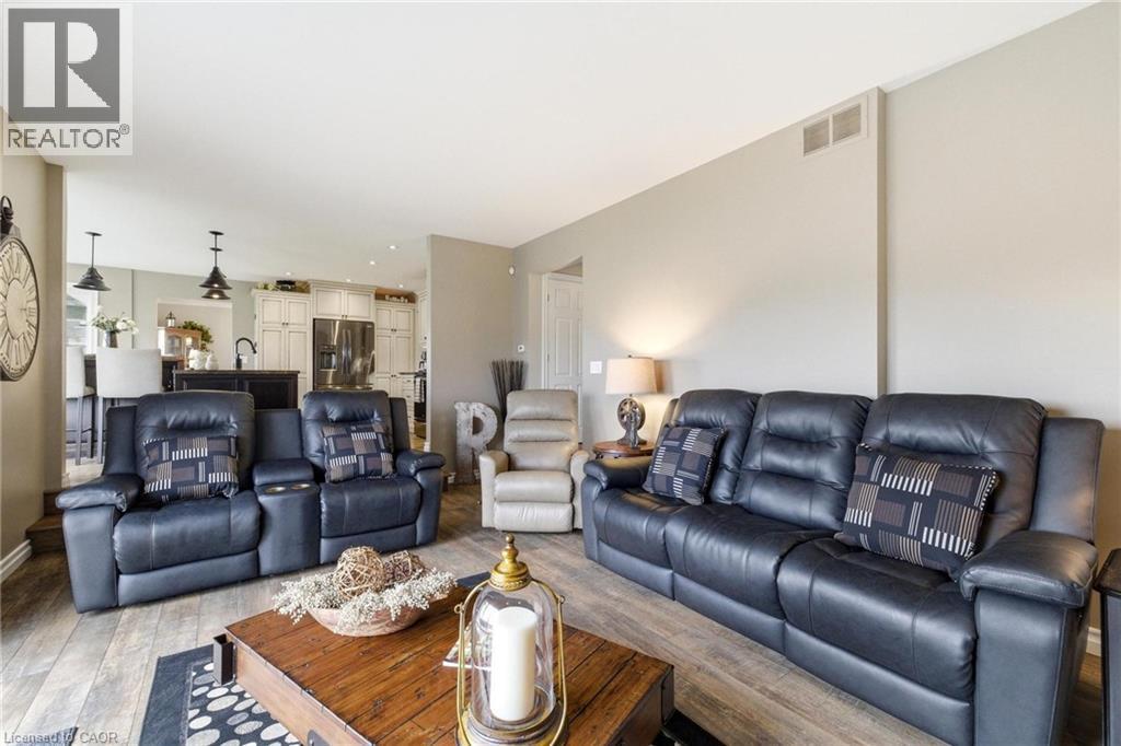 890 Perkin Crescent Property Photo 18