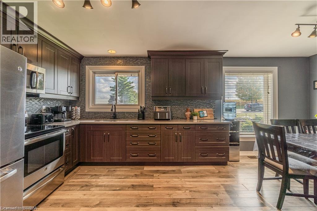 591 Governors Road E Property Photo 4