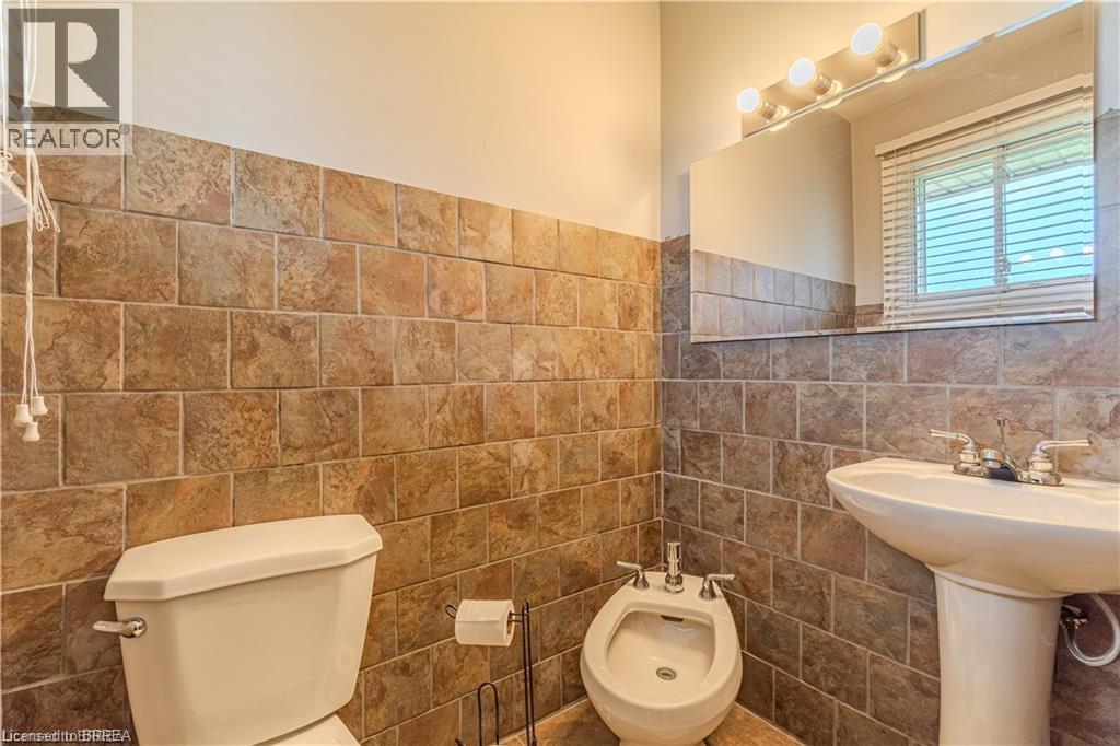 591 Governors Road E Property Photo 11