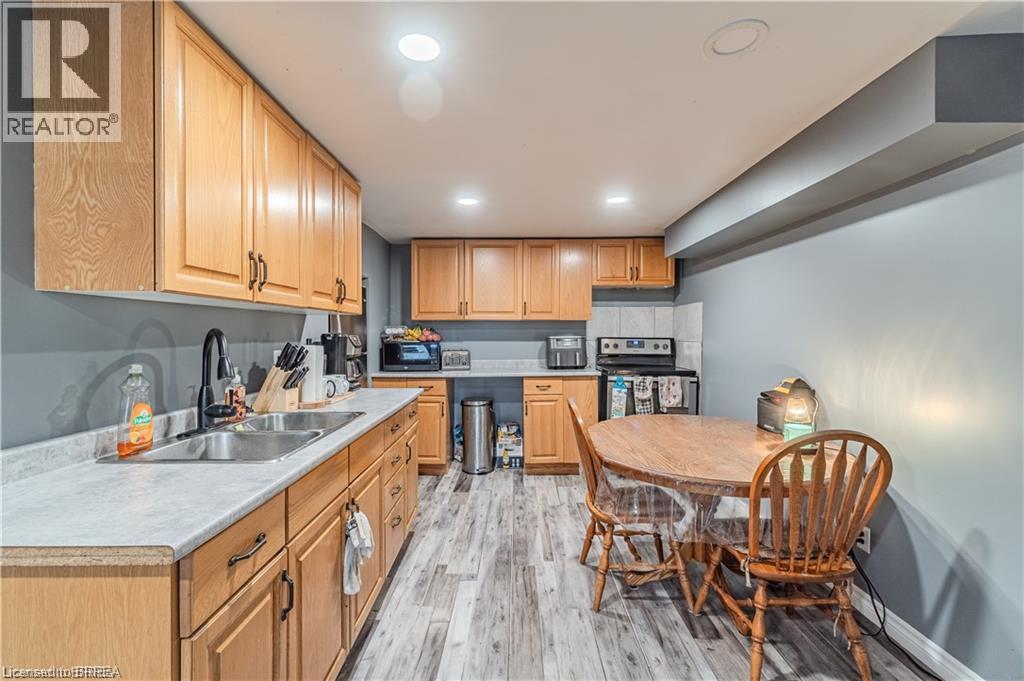 591 Governors Road E Property Photo 17