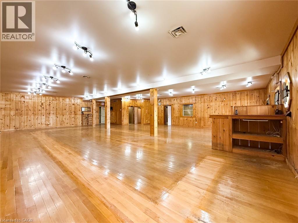 316 Queensway W Property Photo 8