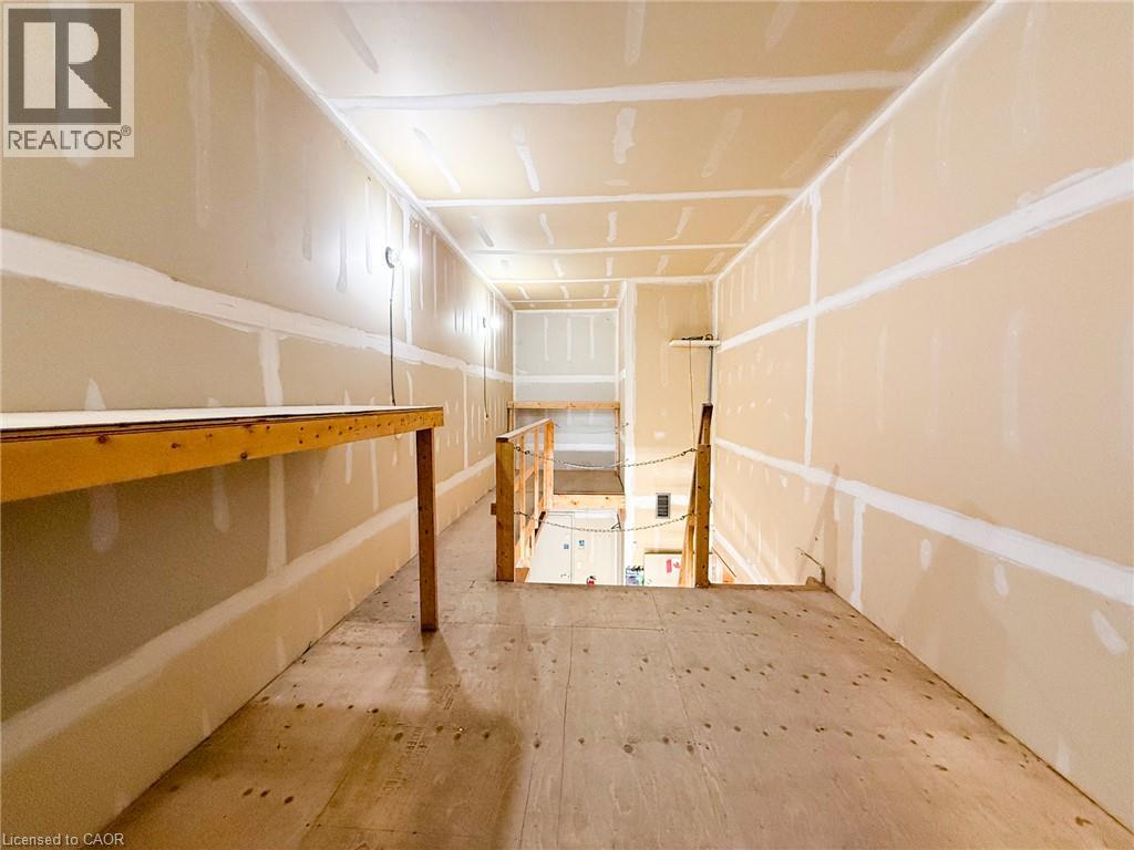 316 Queensway W Property Photo 21