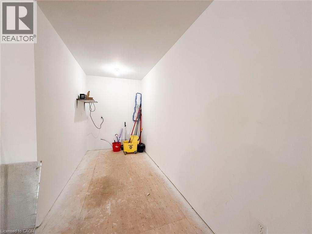 316 Queensway W Property Photo 26