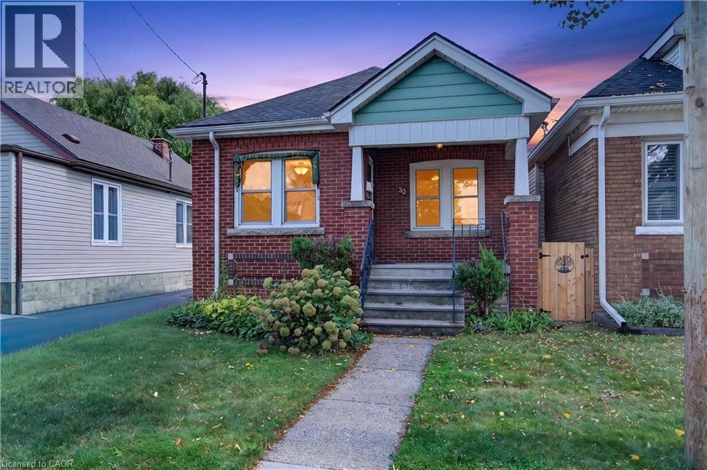 30 Barons Avenue N Property Photo 1
