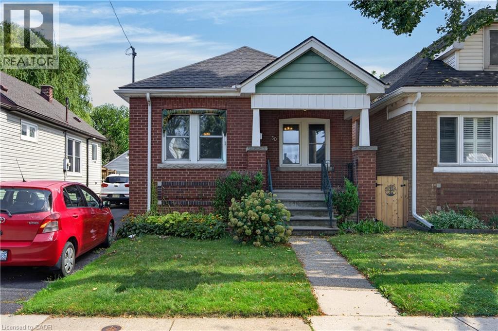 30 Barons Avenue N Property Photo 3