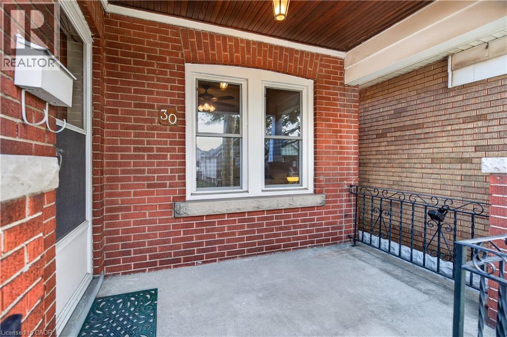 30 Barons Avenue N Property Photo 5