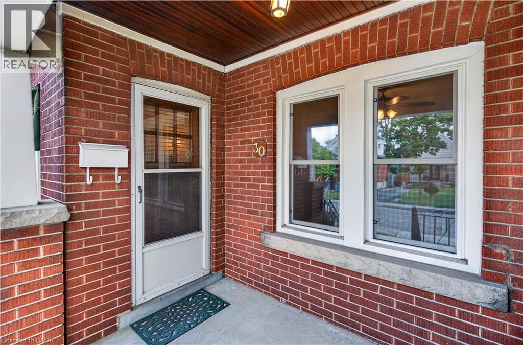 30 Barons Avenue N Property Photo 6