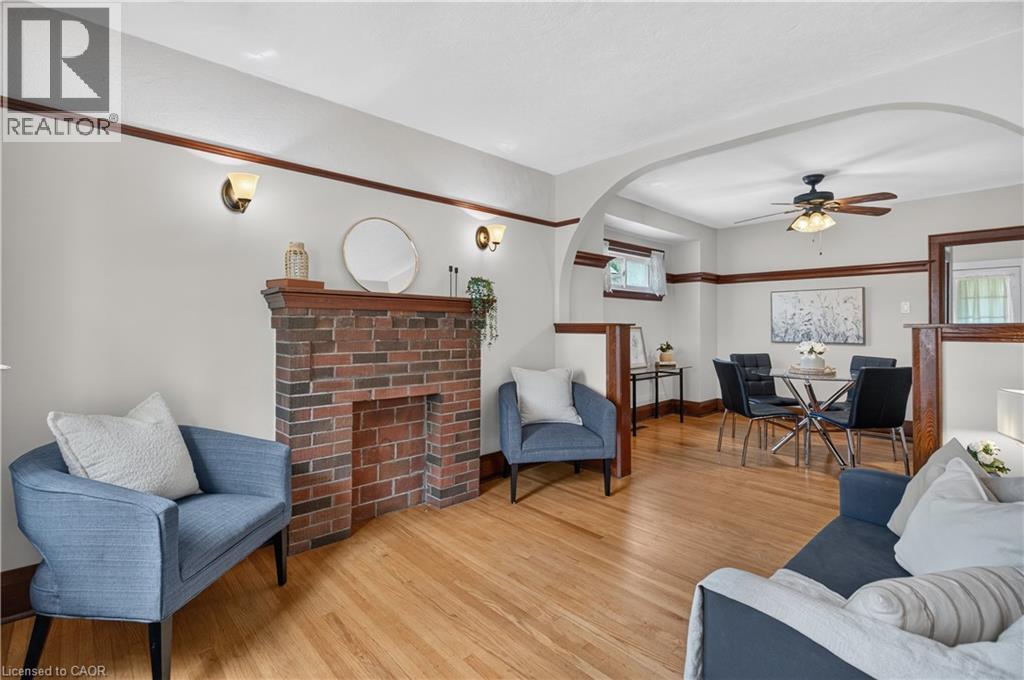 30 Barons Avenue N Property Photo 8