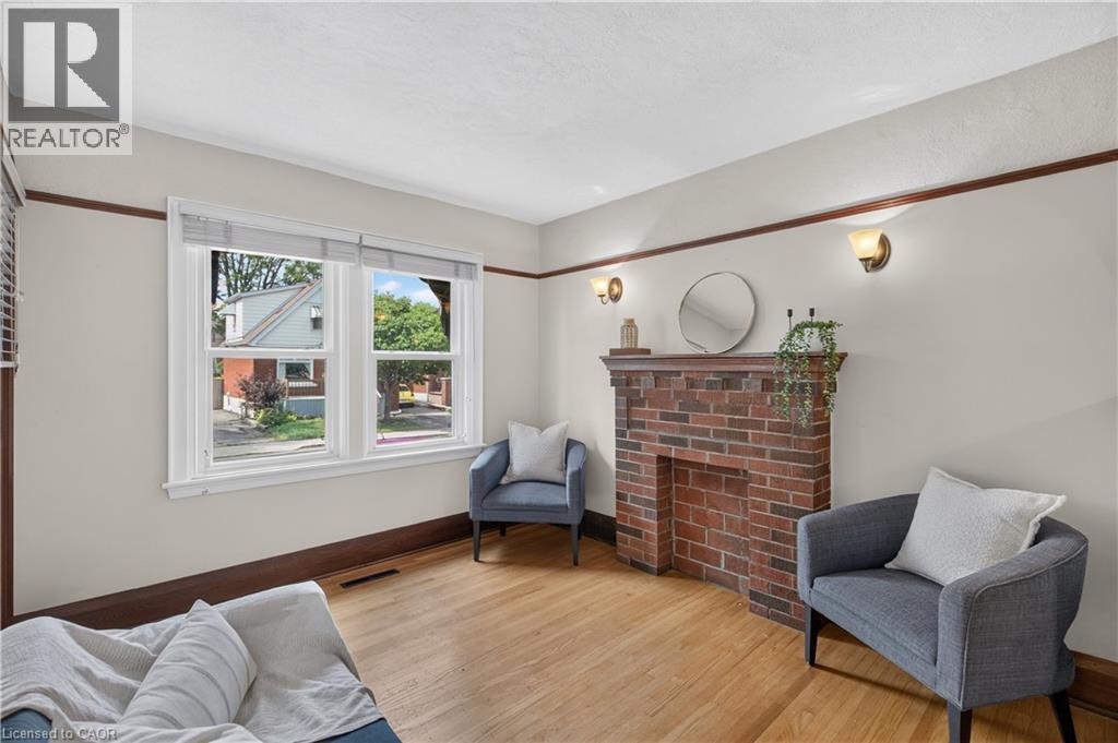 30 Barons Avenue N Property Photo 10