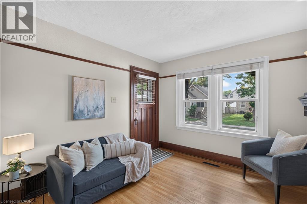 30 Barons Avenue N Property Photo 11