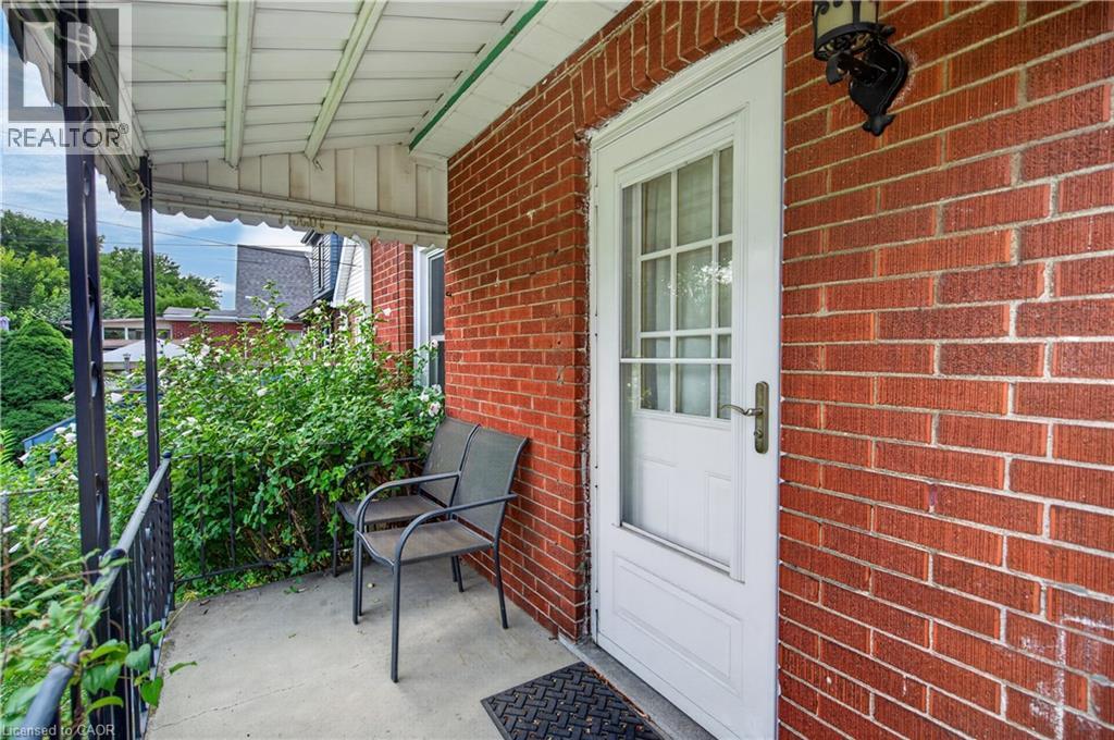 30 Barons Avenue N Property Photo 37