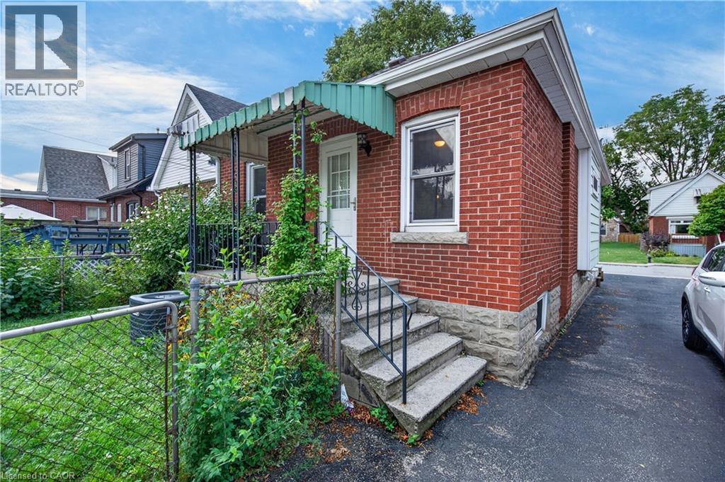30 Barons Avenue N Property Photo 40