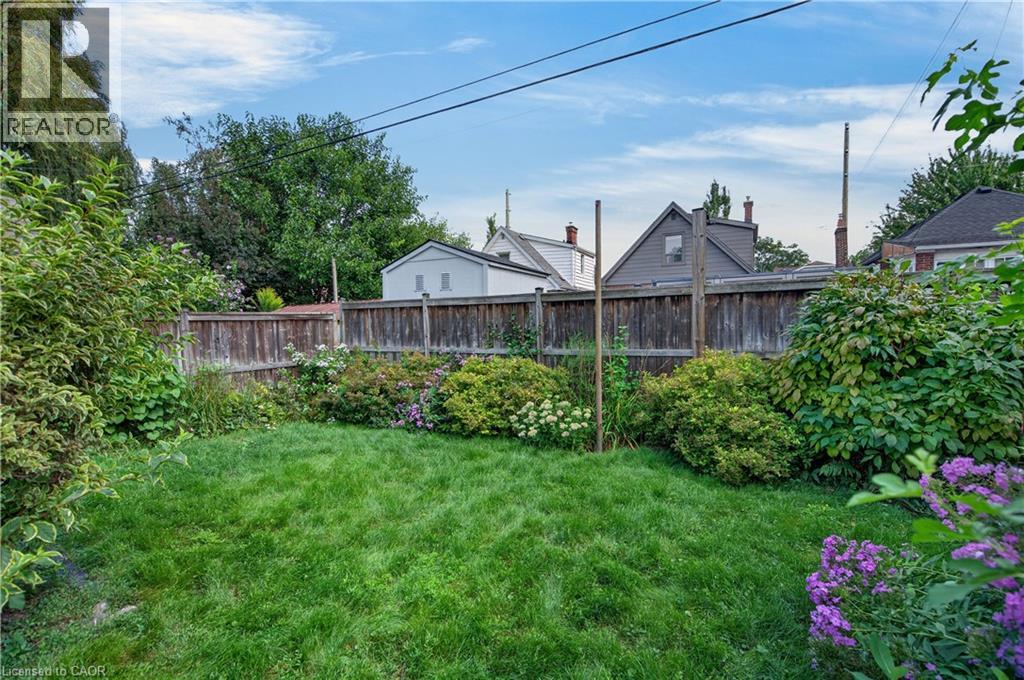 30 Barons Avenue N Property Photo 42