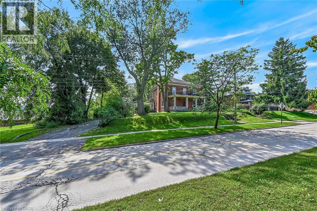 15 St David Street W Property Photo 4
