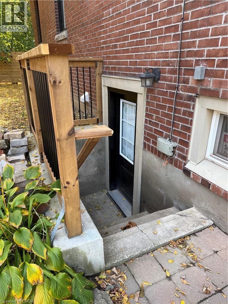17 Inverness Avenue W Unit# Lower Property Photo 2