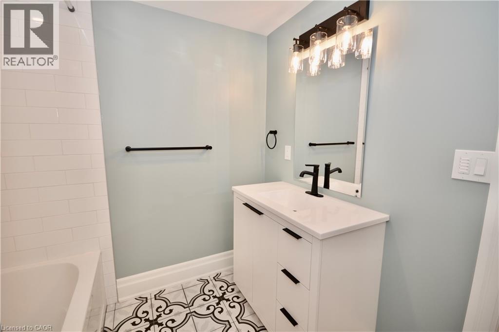 17 Inverness Avenue W Unit# Lower Property Photo 12