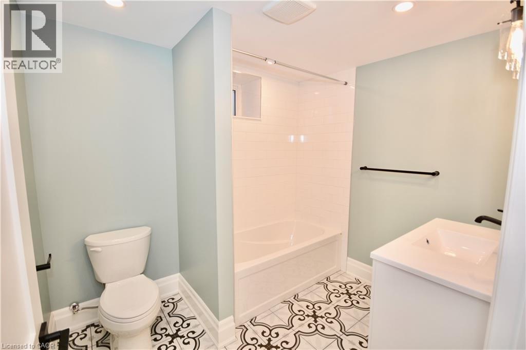 17 Inverness Avenue W Unit# Lower Property Photo 13