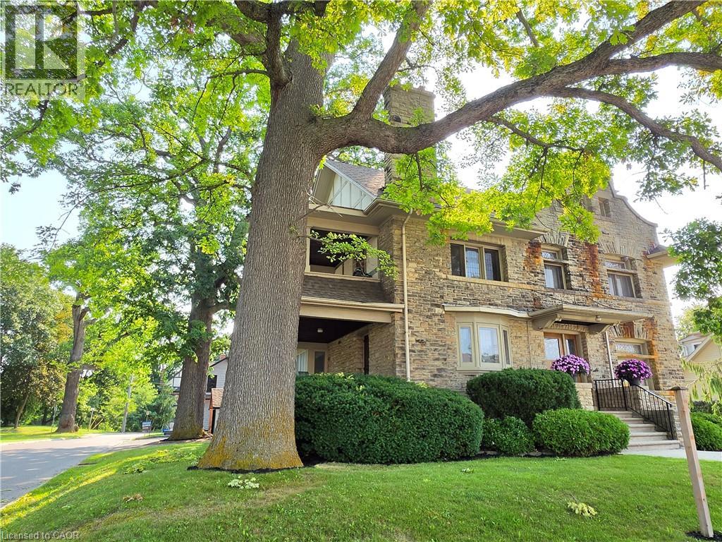 71 Norfolk Street N Property Photo 4