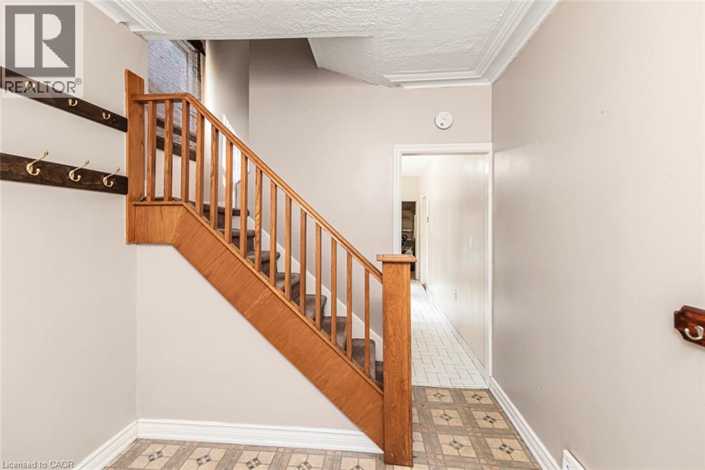 75 Kensington Avenue N Property Photo 9