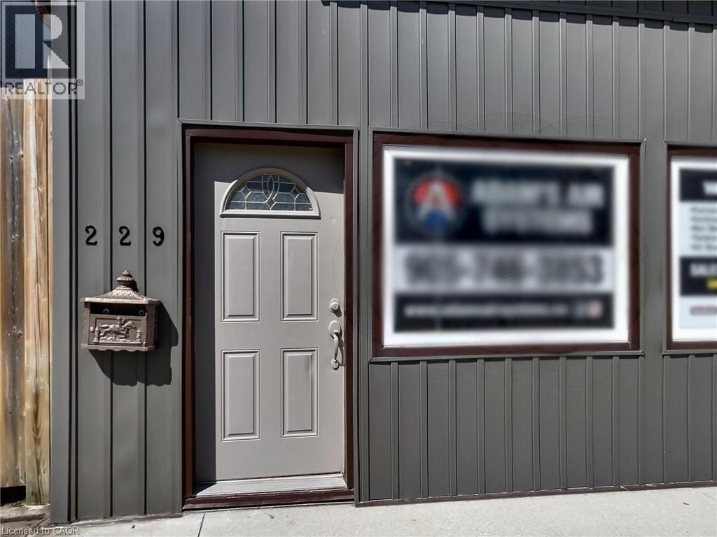 229 Parkdale Avenue N Property Photo 2