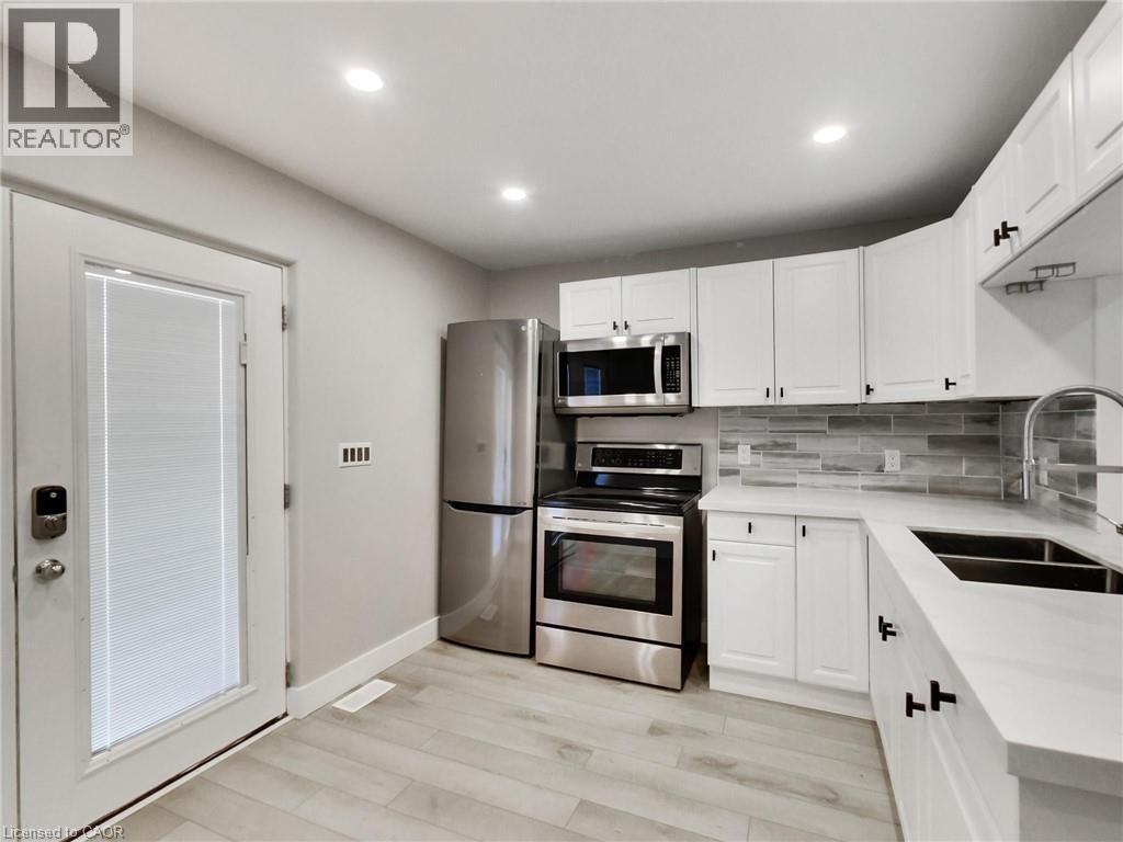 229 Parkdale Avenue N Property Photo 10