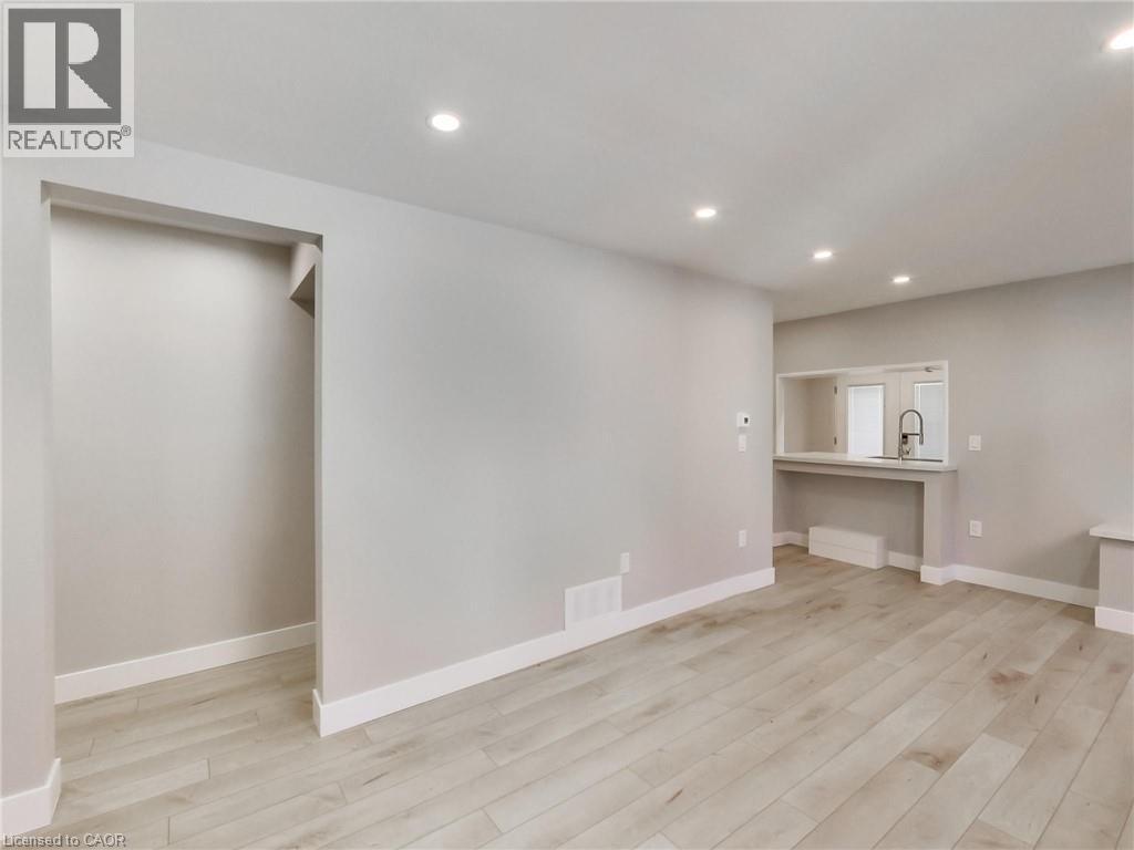 229 Parkdale Avenue N Property Photo 17