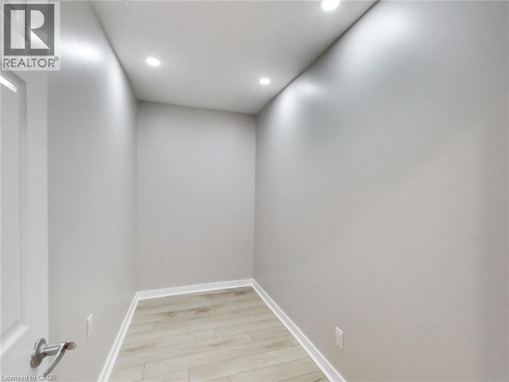 229 Parkdale Avenue N Property Photo 18