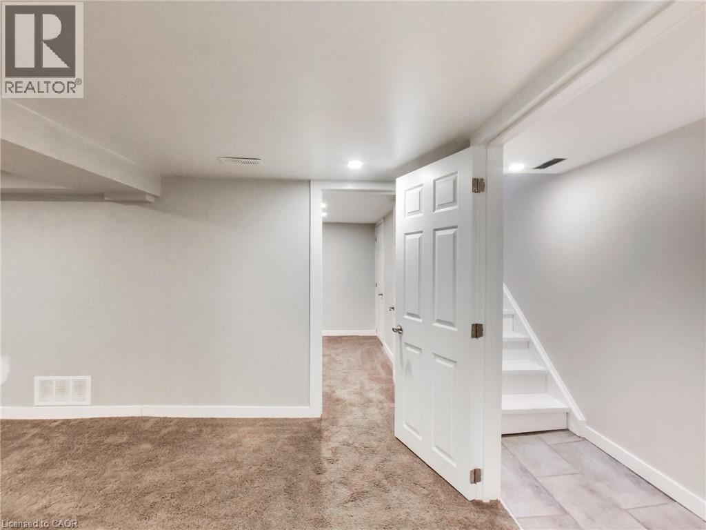 229 Parkdale Avenue N Property Photo 19