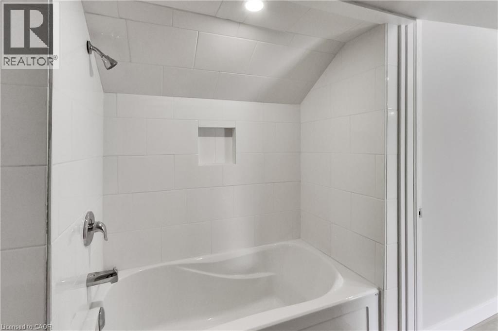 229 Parkdale Avenue N Property Photo 43