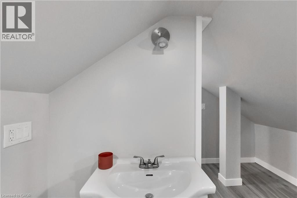 229 Parkdale Avenue N Property Photo 45