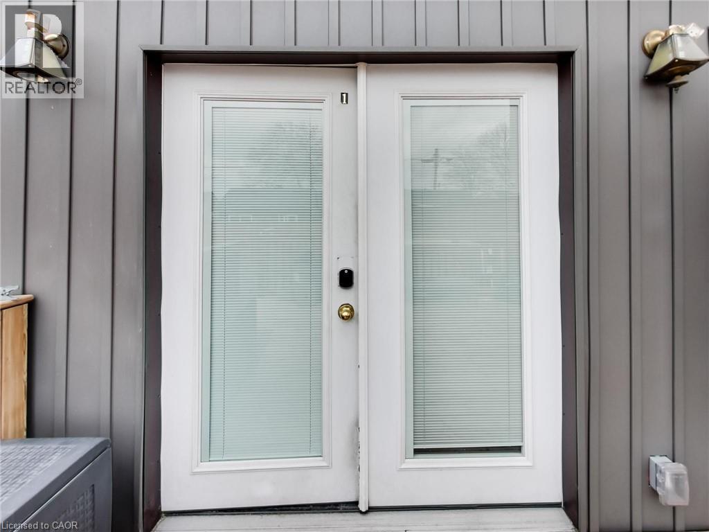 229 Parkdale Avenue N Property Photo 47