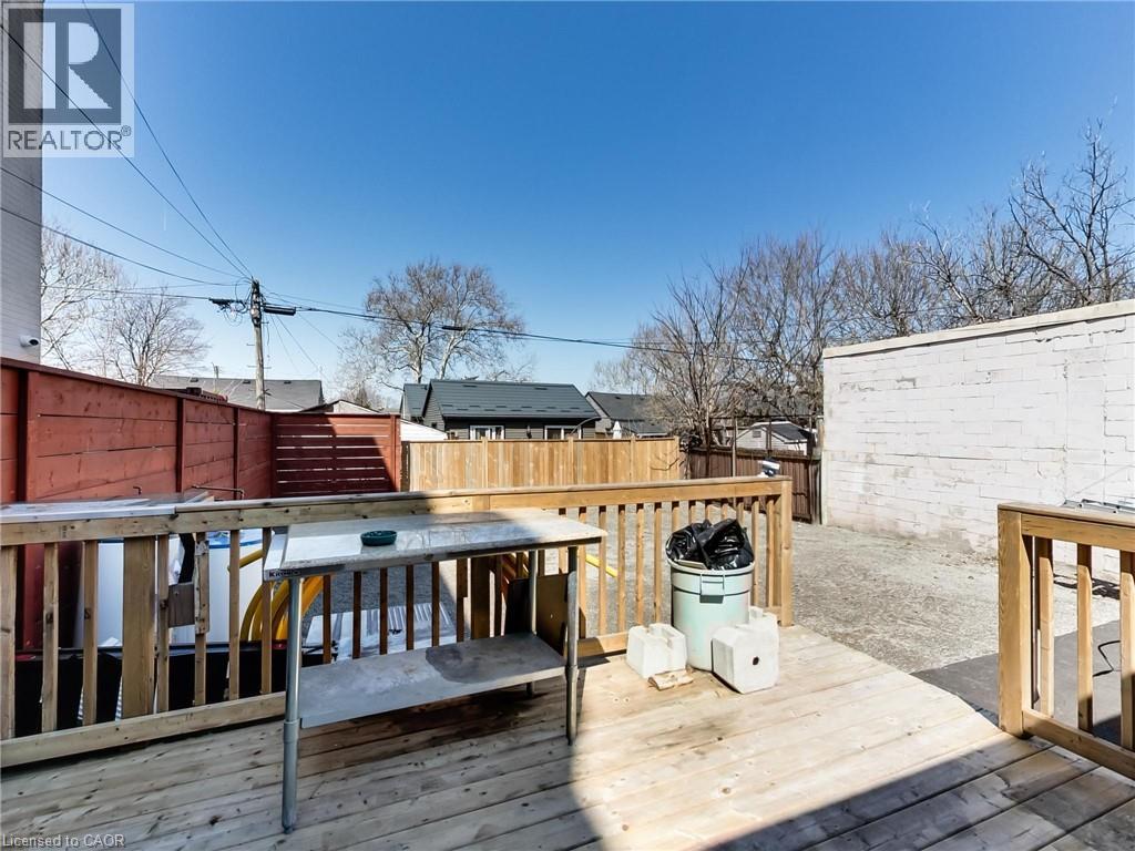 229 Parkdale Avenue N Property Photo 49