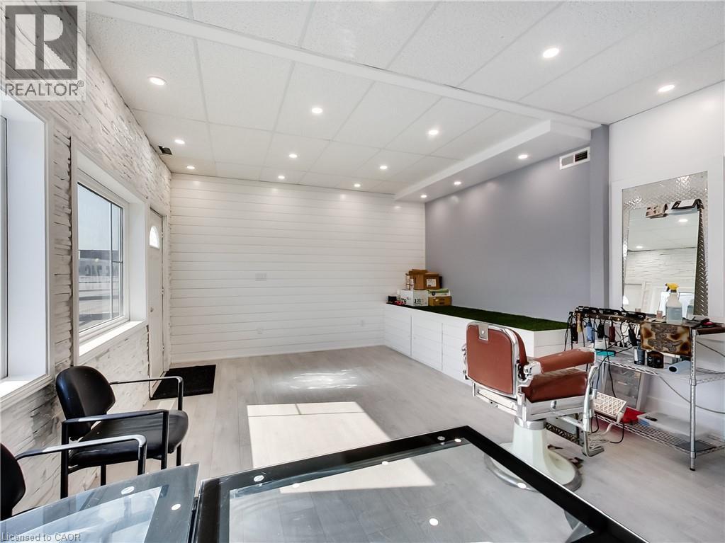 229 Parkdale Avenue N Property Photo 5