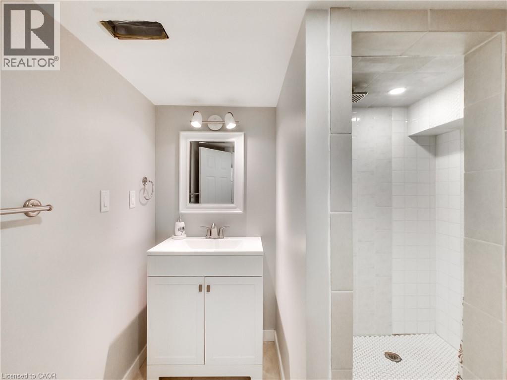 229 Parkdale Avenue N Property Photo 8