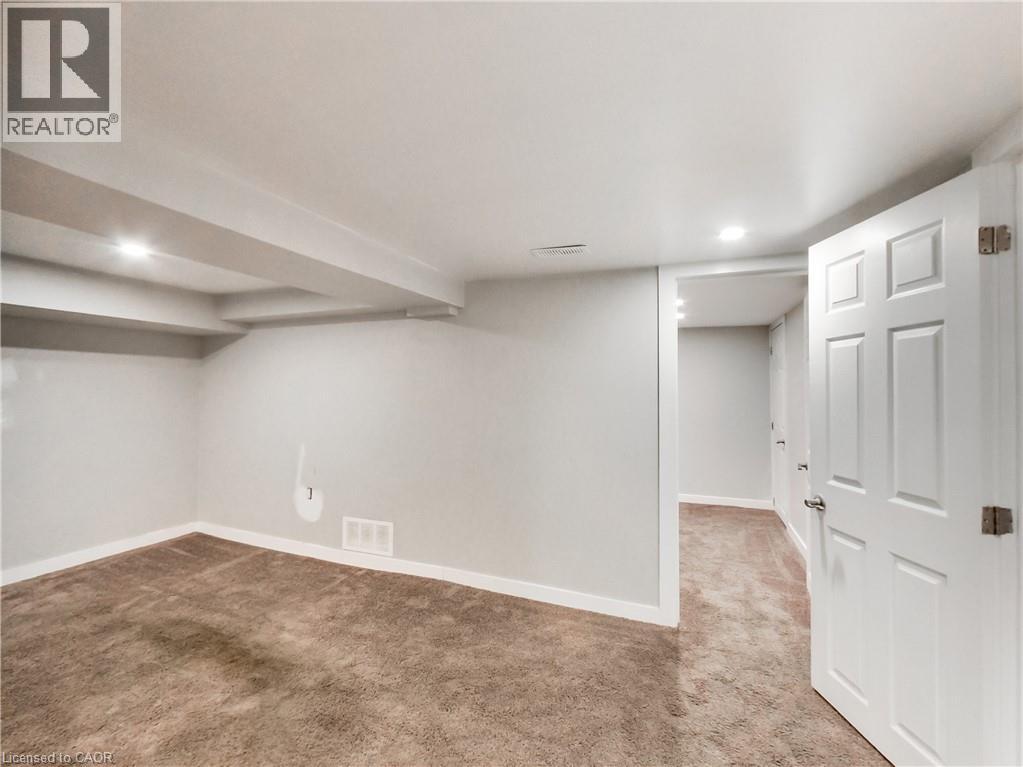 229 Parkdale Avenue N Property Photo 9