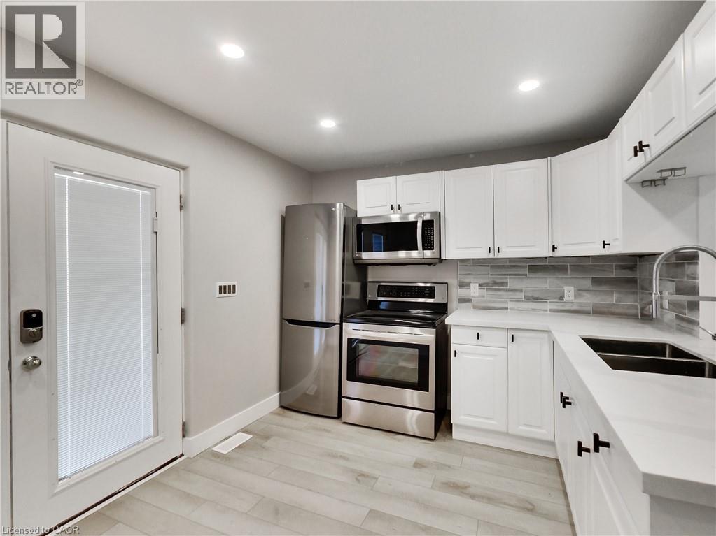 229 Parkdale Avenue N Property Photo 18