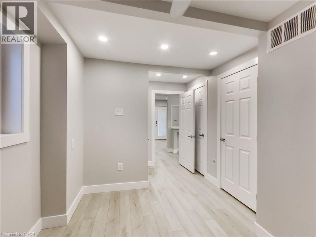 229 Parkdale Avenue N Property Photo 20