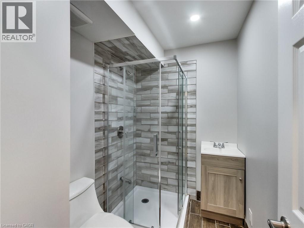229 Parkdale Avenue N Property Photo 27