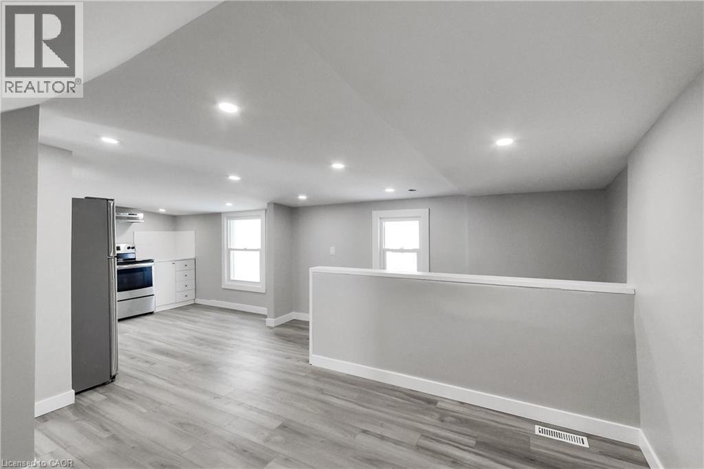 229 Parkdale Avenue N Property Photo 36