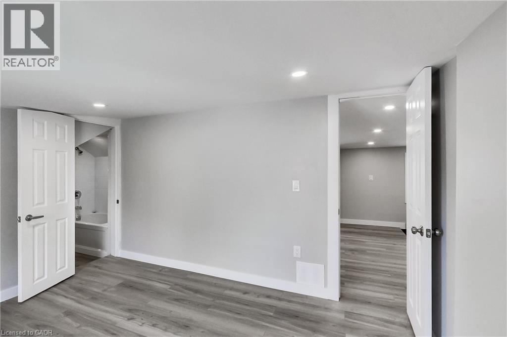 229 Parkdale Avenue N Property Photo 38