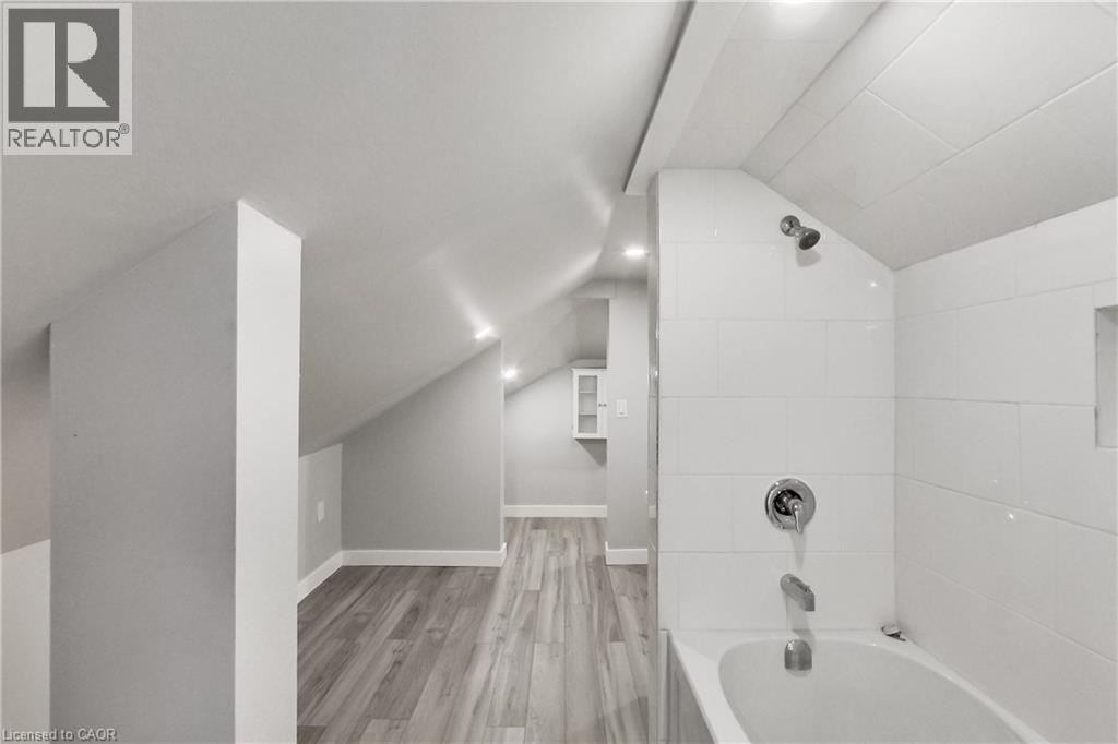 229 Parkdale Avenue N Property Photo 39
