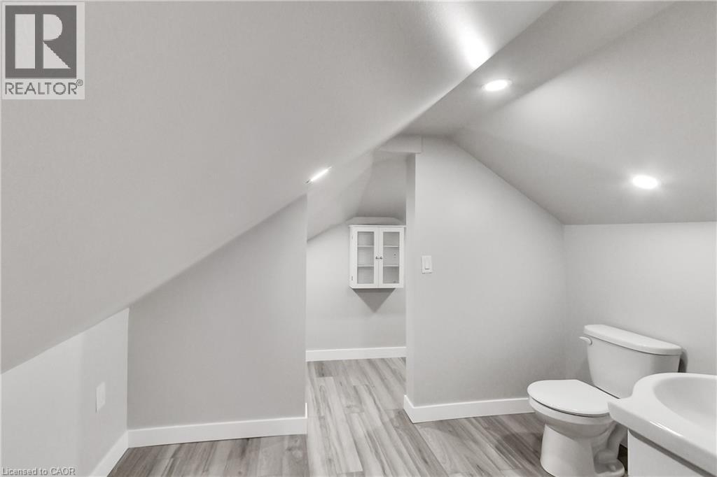 229 Parkdale Avenue N Property Photo 40