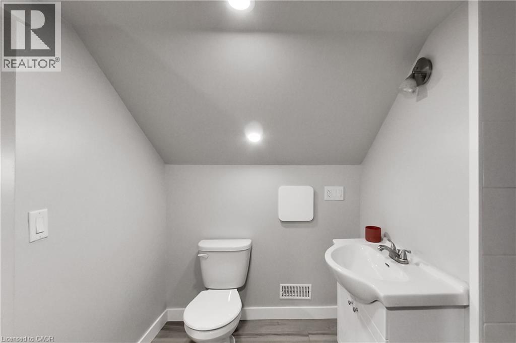 229 Parkdale Avenue N Property Photo 41