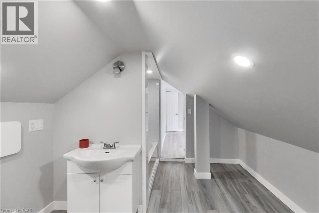 229 Parkdale Avenue N Property Photo 43
