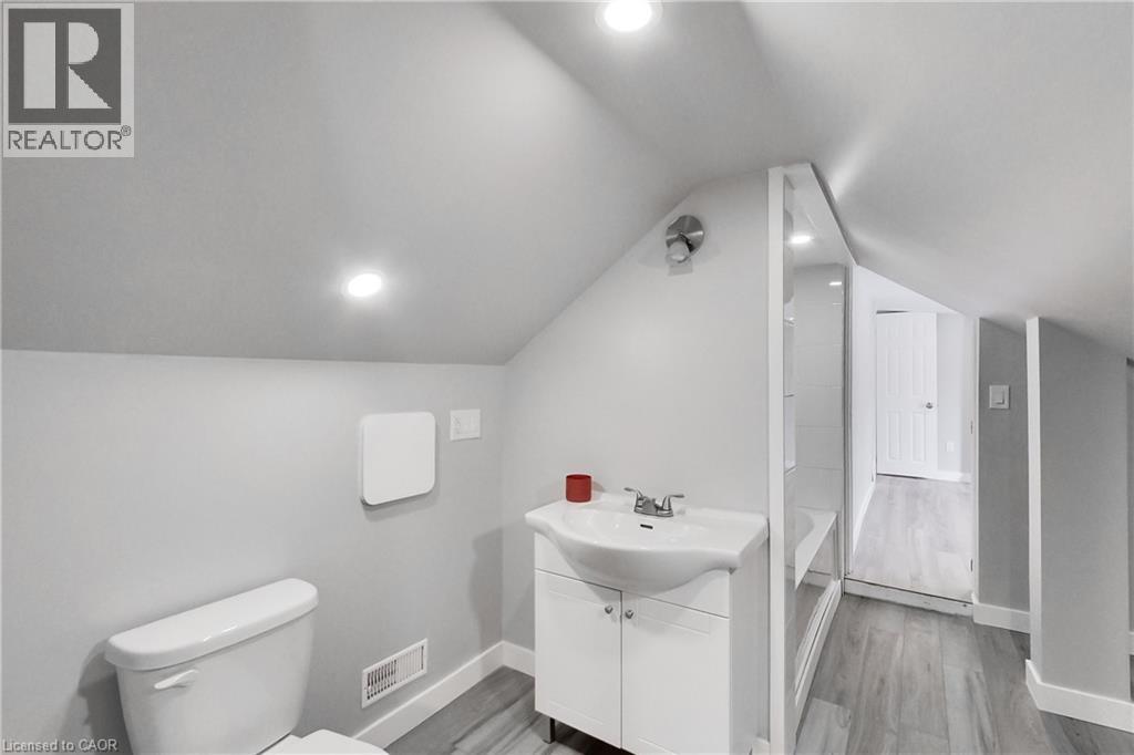 229 Parkdale Avenue N Property Photo 44