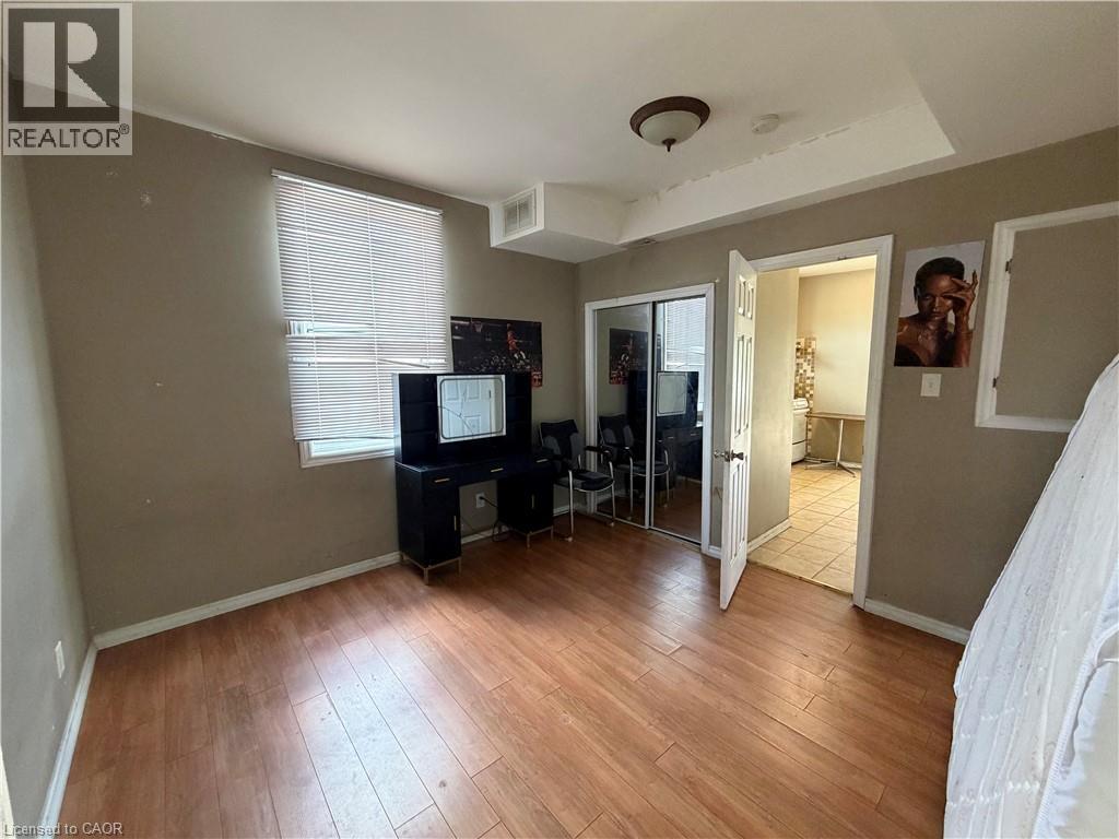 246-248 Ottawa Street N Property Photo 18