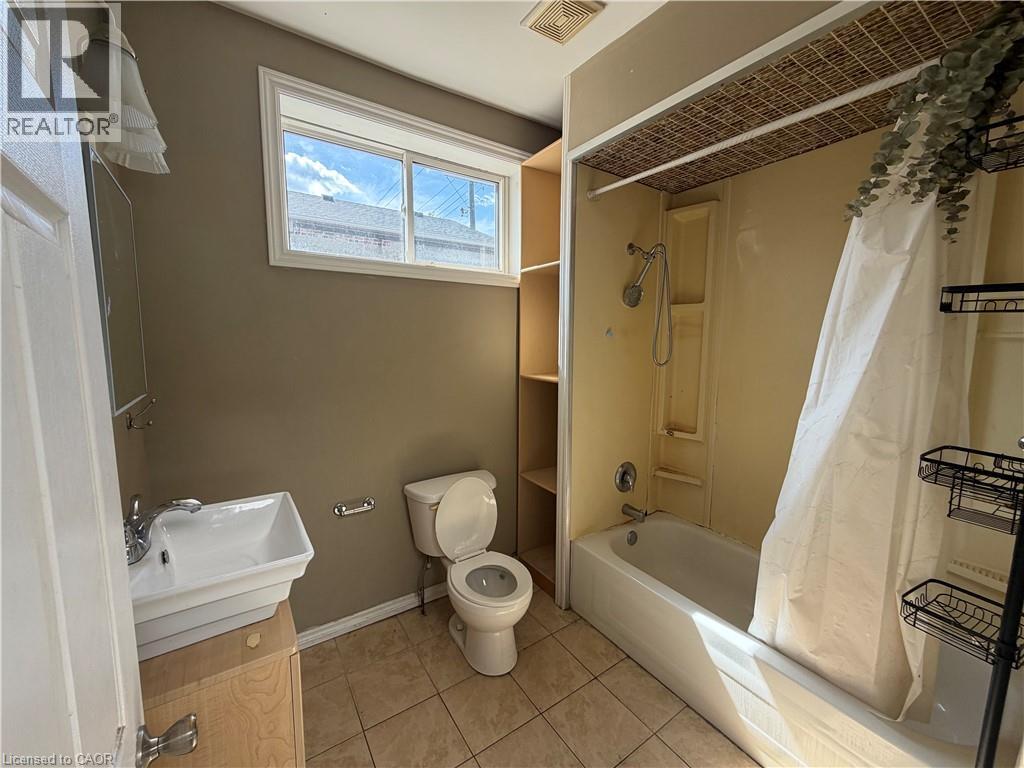 246-248 Ottawa Street N Property Photo 24