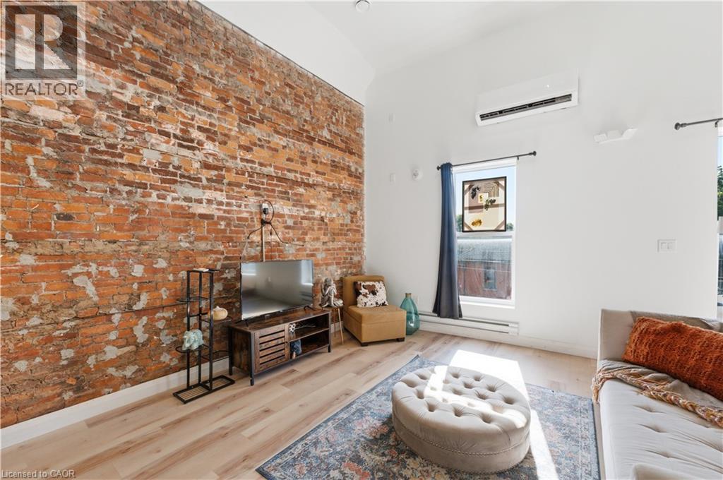 45 Wellington Street N Property Photo 8